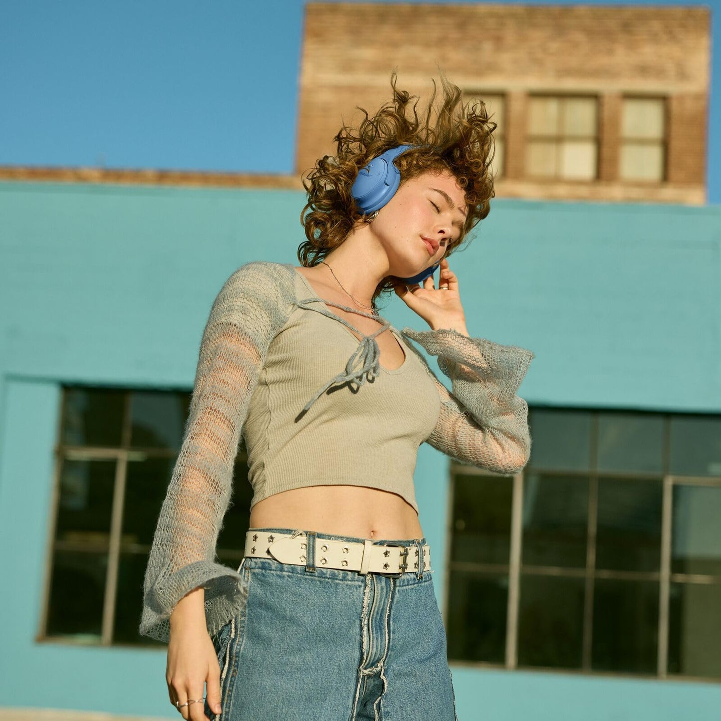 Bose QuietComfort Bluetooth Headphones, Wireless Headphones, Over Ear Noise Cancelling Headphones with Mic, Up To 24 Hours of Battery Life, White Smoke