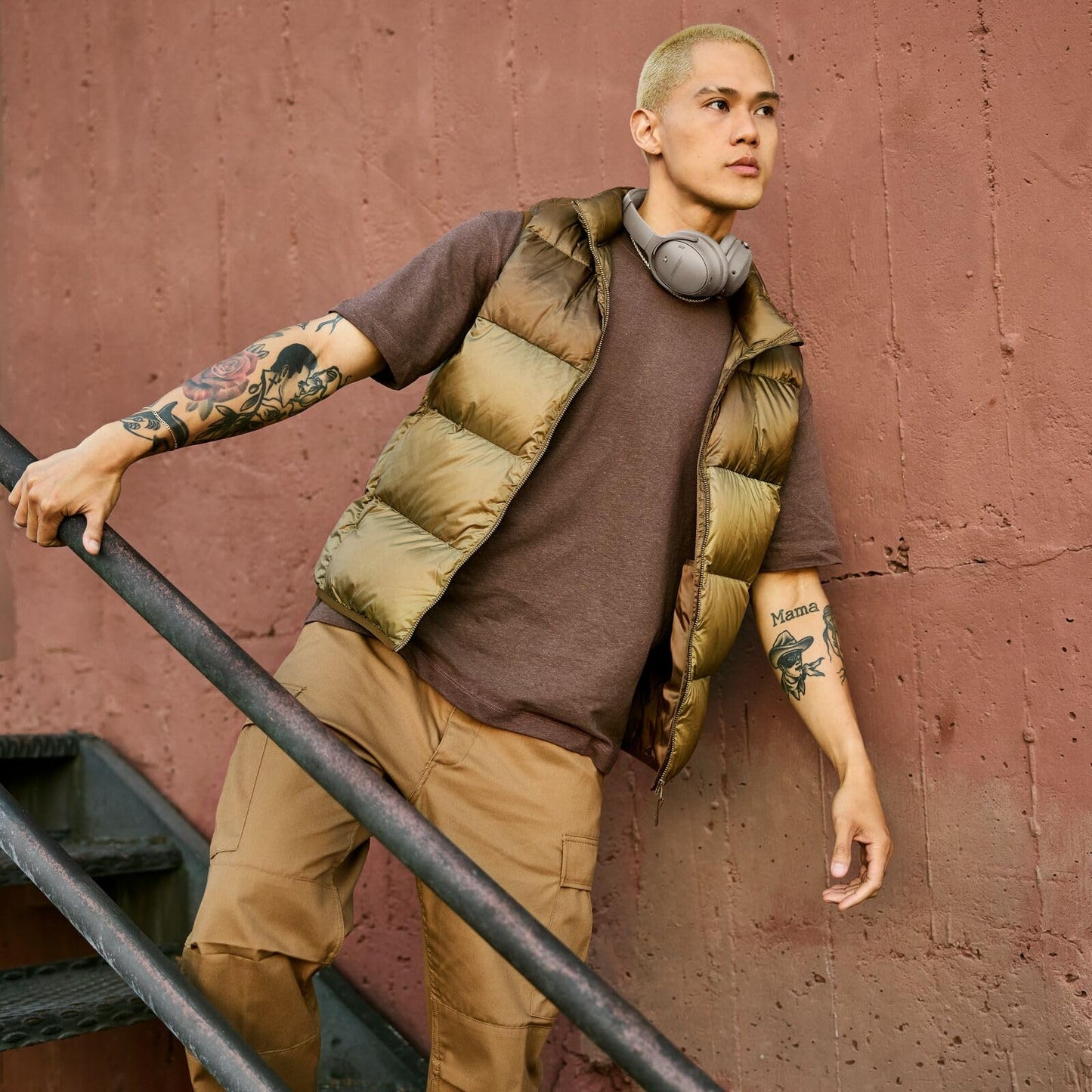 Bose QuietComfort Bluetooth Headphones, Wireless Headphones, Over Ear Noise Cancelling Headphones with Mic, Up To 24 Hours of Battery Life, White Smoke