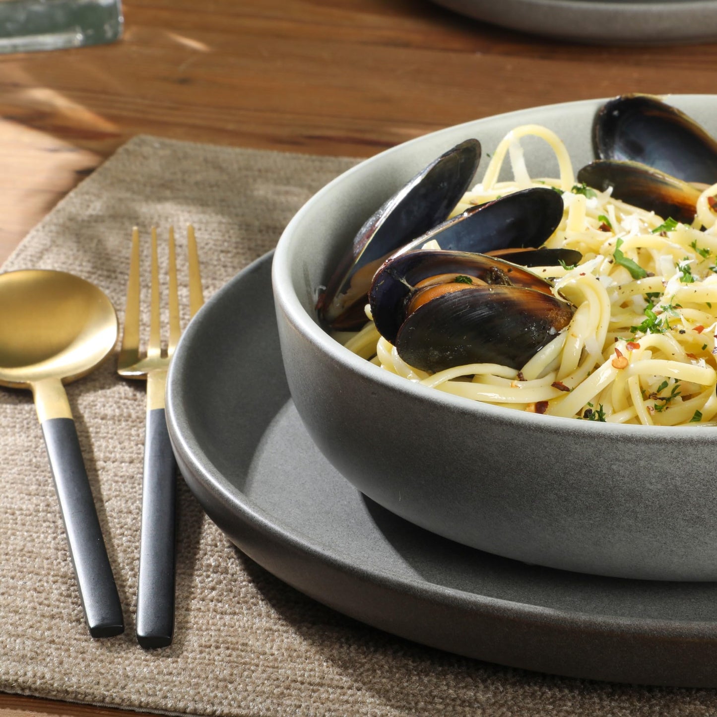 Gibson Soho Lounge Square Reactive Glaze Dinnerware Set, Red, Service for 4 (16pcs)