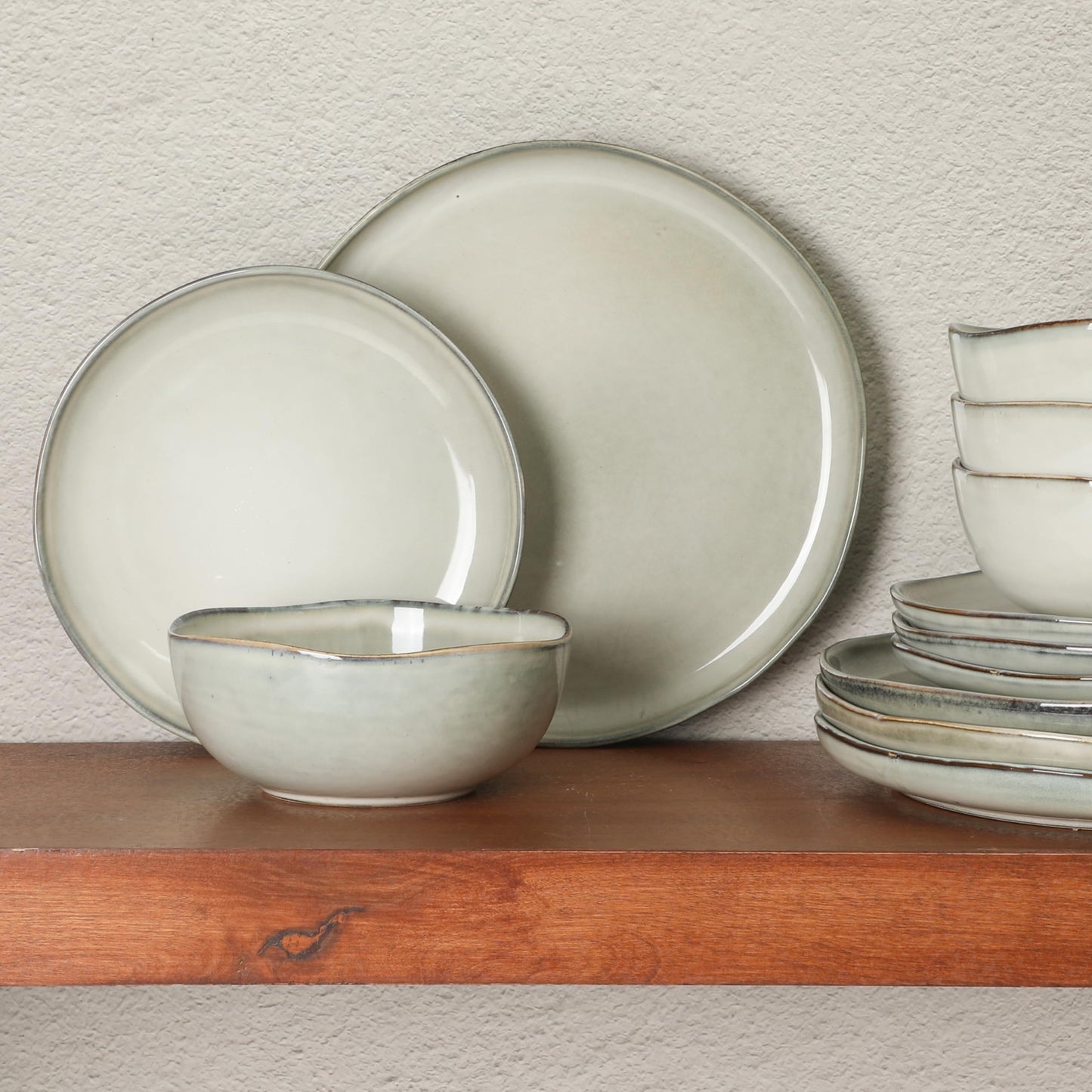 Gibson Soho Lounge Square Reactive Glaze Dinnerware Set, Red, Service for 4 (16pcs)